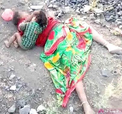 این عکس همه را متأثّر کرد، کودک هندی در آغوش مادر خود که از دنیا رفته است به چشم میخورد