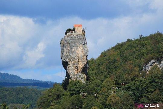 صخره آهکی با ارتفاع ۴۰متر که کلیسا بر روی آن بنا شده است