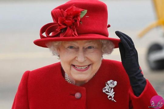 ژست الیزابت دوم با لباس و کلاه قرمز رنگ