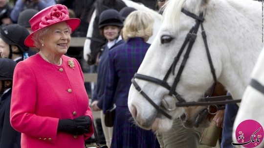 الیزابت دوم ملکه سلطنتی بریتانیا، کانادا، استرالیا، نیوزیلند، و رئیس اتحادیه کشورهای همسود است