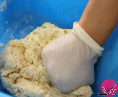 مواد را خوب مخلوط کرده و با دست ورز می‌دهیم. خمیر به دست آمده را به مدت یک ساعت کناری قرار می‌دهیم.