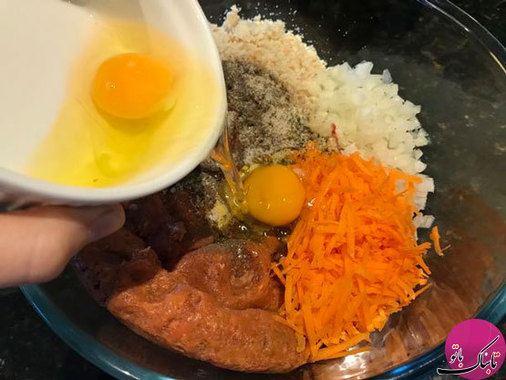 ابتدا گوشت، پیاز رنده شده، هویج رنده شده، رب گوجه و سویا سس را در ظرفی ریخته و خوب با یکدیگر مخلوط می‌کنیم در آخر تخم مرغ را به مواد اضافه می‌کنیم 