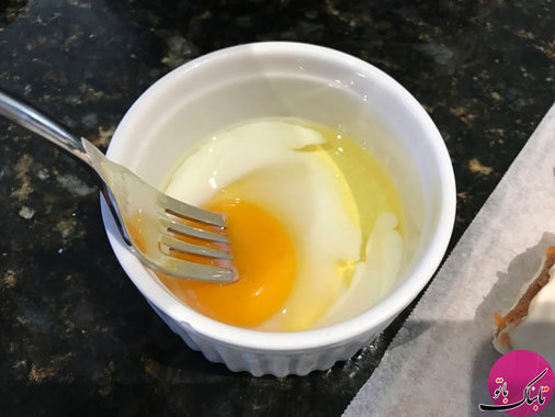  تخم مرغ و شیر را با یکدیگر مخلوط می‌کنیم