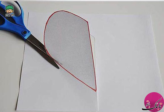 الگویی به شکل قلب در سه اندازه‌ی بزرگ، کوچک و متوسط را روی کاغذ کشیده و برش می‌دهیم