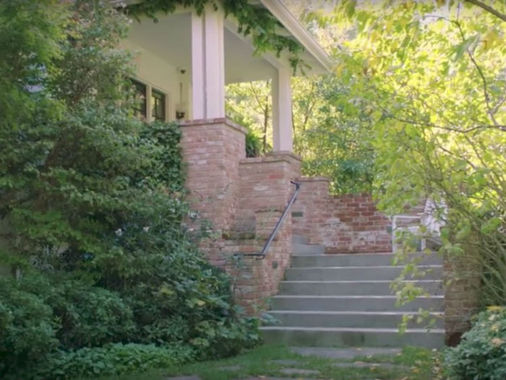 خانه ی او در شهر «پالو آتو» در کالیفرنیا توسط یکی از مشاوران باهوش او طراحی شده است