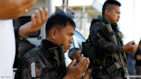 فیلیپین، نماز با یونیفورم نظامی