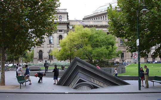 غرق شدن ساختمان در خارج از کتابخانه ایالتی، ملبورن، استرالیا