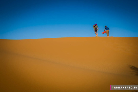 تپه نوردی دو جهانگرد در صحرای بزرگ آفریقا