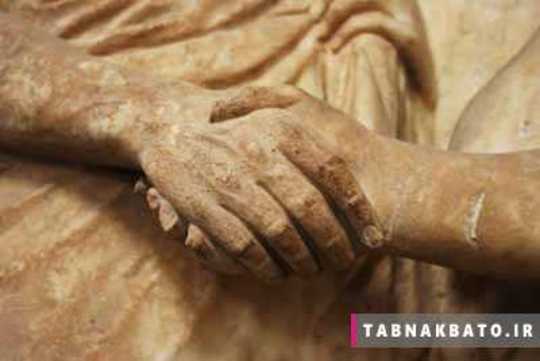 تندیس سنگی متعلق به دوران روم باستان، دو مرد در حال دست دادن با یکدیگر، موزه ی پرگامون