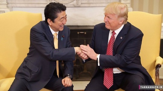 دست دادن عجیب دونالد ترامپ در دیدار با نخست وزیر ژاپن