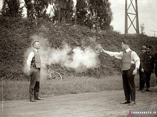 اولین آزمایش جلیقه ی ضد گلوله، مرد شجاع داوطلب این آزمایش پر خطر