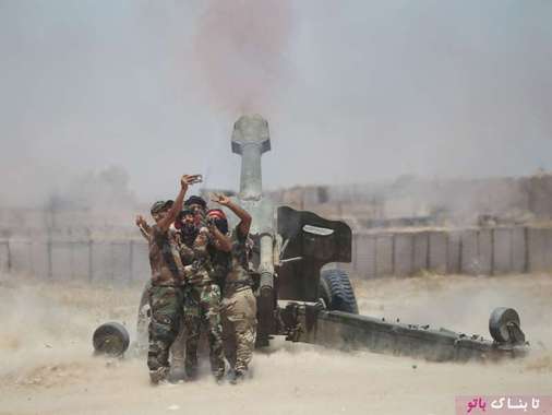  جنگجویان حشدالشعبی هنگام شلیک توپ نزدیک به فلوجه؛ ۲۹ می ۲۰۱۶
