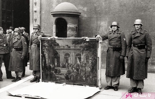 عکس های تاریخی ,سربازان «هرمان گورینگ» در حال نمایش یک تابلو در مقابل روزنامه نگاران، ۱۹۴۴ میلادی