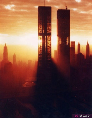 برج های دوقلو  فرو رفته در نور صبحگاهی خورشید قبل از ساخت کامل آن، سال ۱۹۶۳ میلادی