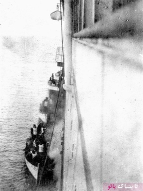 نجات یافتگان غرق تایتانیک در حال بالارفتن از کشتی کارباثیا، سال ۱۹۱۲ میلادی