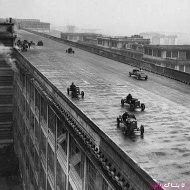 کارگران شرکت فیات در حال مسابقه دادن و  تست اتومبیل های ساخته شده، در پشت بام کارگاهی در ایتالیا، ۱۹۲۳ میلادی