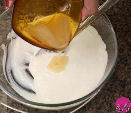 شکلات سفید آب شده را در ظرفی ریخته و ژلاتین حل شده را به آن می‌افزاییم