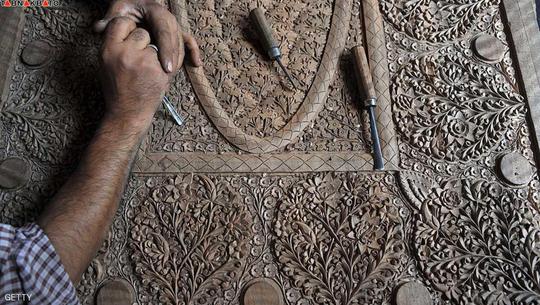 نجار پاکستانی به سبک اسلامی چوب را تراش داده است