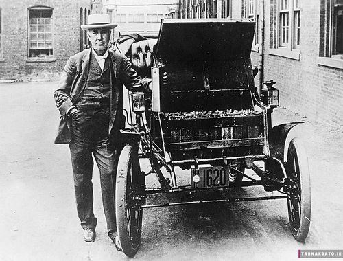 توماس ادیسون در سال ۱۸۹۵ در کنار اتومبیل الکترونیکی که خودش ساخته بوده