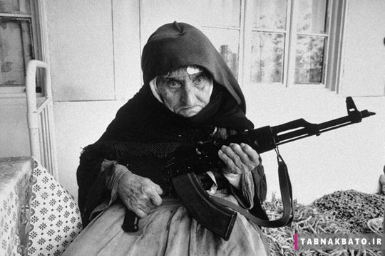 زن ۱۰۶ ساله ارمنی در حال محتفظت از خانه ی خود، 1990 میلادی