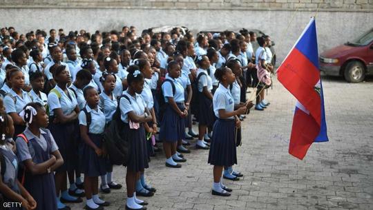 دانش آموزانی که در هائیتی در صف اول ایستاده اند