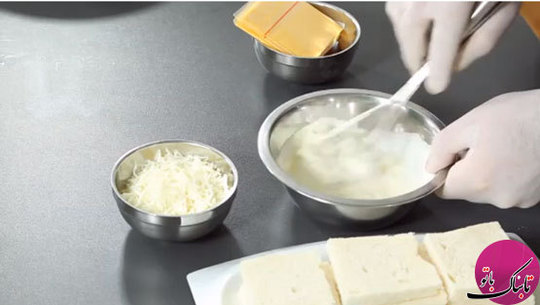 برای آماده کردن سس این غذا، پنیر و خامه را در ظرفی ریخته و خوب با یکدیگر مخلوط می‌کنیم
