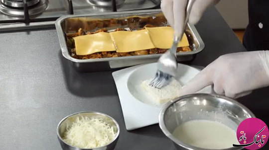 مواد گوشتی آماده شده را روی نان تست‌ها می‌ریزیم. ورقه‌های پنیر چدار را نیز روی مواد می‌چینیم. قطعات نان سوخاری باقی مانده را داخل سس قرار داده، وقتی کاملا آغشته به سس شدند، آنها را روی پنیر و مواد گوشتی می‌چینیم
