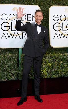 کت و شلوار تام هیدلستون Tom Hiddleston در گلدن گلوب 2017 Golden Globe