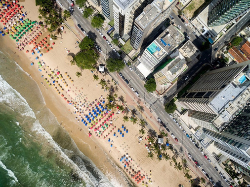 طلوع آفتاب درمنطقه Boa Viagem Beach پرنامبوکوی برزیل؛ دریا و ساحل و شهر در این عکس کنار یکدیگر چیده شده‌اند.