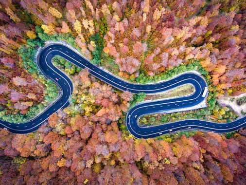 یک جاده کوهستانی در رومانی