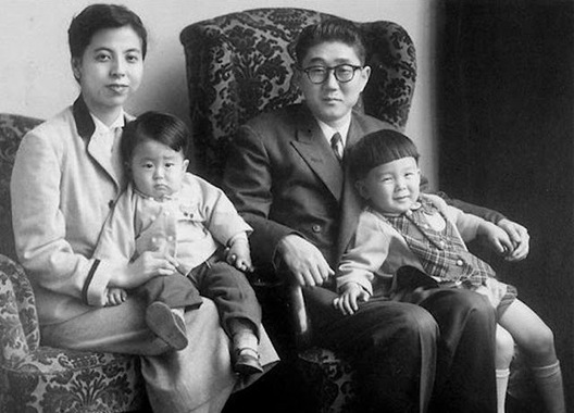 «شینزو آبه» جوان، نخست وزیر ژاپن (سمت چپ) در آغوش مادرش در سال 1956
