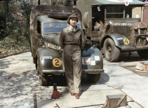 ملکه الیزابت انگلستان در سن 18 سالگی و زمانی که در امداد رسانی نیروی زمینی در طی جنگ جهانی دوم خدمت می کرد. وی رانندگی و تعمیر ماشین های سنگین را انجام می داد/ سال 1945