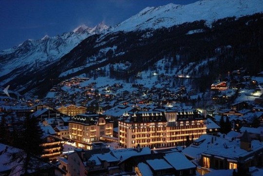 شهرک روستای زرمات ، در کانتون واله سوئیس در دامنه کوهستان سرون.