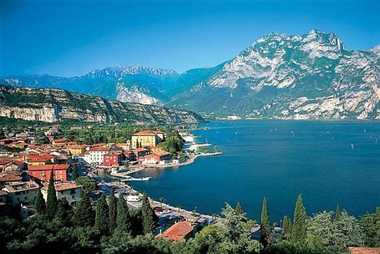 روستای گاردا در حاشیه دریاچه گاردا در شمال ایتالیا.