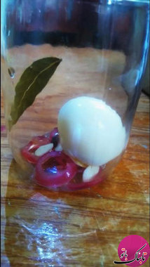 حالا به تناوب تخم مرغ‌های پخته را به صورت درسته همراه با پیازهای طعم دار شده داخل شیشه می‌ریزیم