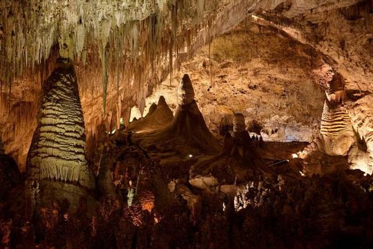 پارک ملی غارهای کارلزبد
بیش از صد غار آهکی در نیومکزیکو میزبان اشکال خارق‌العاده سنگ هستند که کماکان بر روی زمین و هم زیر آب تغییر شکل می‌دهند.