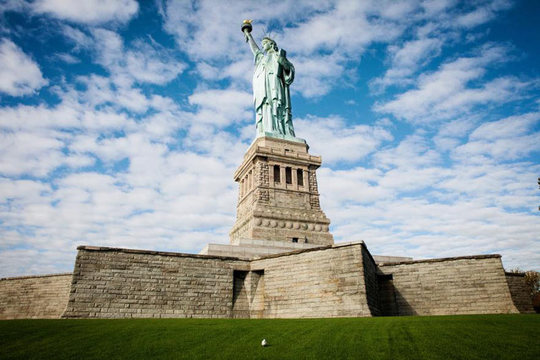 مجسمه آزادی
مجسمه آزادی، یک نشانه کلاسیک آمریکایی، خوش آمدگوی میلیون‌ها مهاجر در سواحل نیویورک از سال ۱۸۸۶ بوده است. این شاهکار فرانسوی تشکیل شده از هنر و مهندسی (همانند دو ملت آمریکا و فرانسه)، برای الهام آزادی و دموکراسی ساخته شده است.