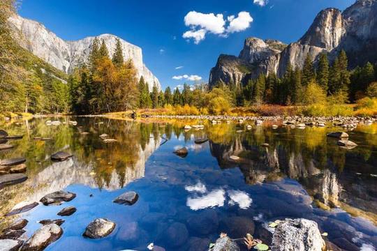 پارک ملی یوسمیتی
فرم گرانیتی شکل زمین که در پارک کالیفرنیا ساخته شده است (از گنبد گرد نصفه کاره تا ال کاپیتان عمودی)، نشان از آثار الهام‌بخش دوران انجماد است.