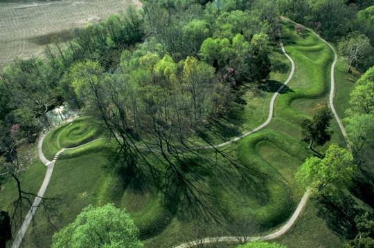 تپه سرپنت
این تپه سنتی تمثال شکل، به علت فرم مارپیچی آن در کشور آدامز، اوهایو، نام‌گذاری شده و با گذر فصول، به صورت نجومی هم‌تراز می‌شود.