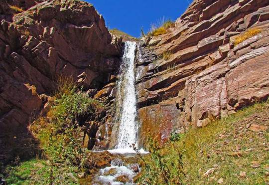 آبشار نکارمن
نکارمن از روستاهای خوش آب و هوای شاهرود است که در فاصله ۲۵ کیلومتری آن واقع شده است.
آبشار کوچک و زیبایی در این روستا قرار گرفته  و به راحتی می توانید از آن دیدن کنید.