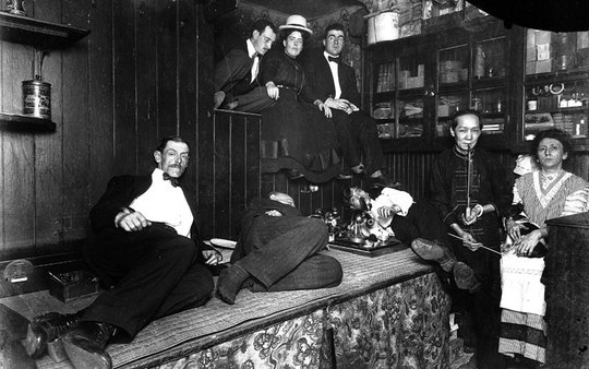 آمریکایی ها در شیره‌کش خانه چینی واقع در شهر نیویورک در سال ۱۹۲۵ میلادی