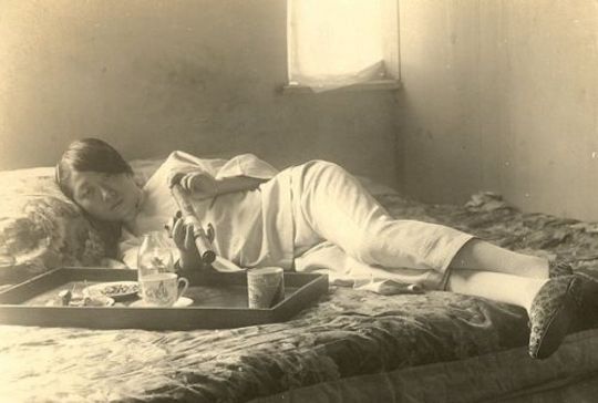 زن جوان چینی در حال مصرف تریاک در شانگهای، اوایل دهه ۱۹۲۰ میلادی