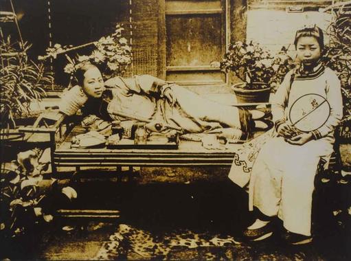 زنان جوان چینی که معتاد تریاک بوند، دهه ۱۹۰۰ میلادی