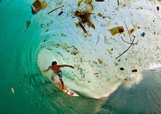 – در جزیره پرجمعیت جاوای اندونزی، مردی مشغول موج‌سواری است، اما موج‌ها آکنده از زباله‌اند.