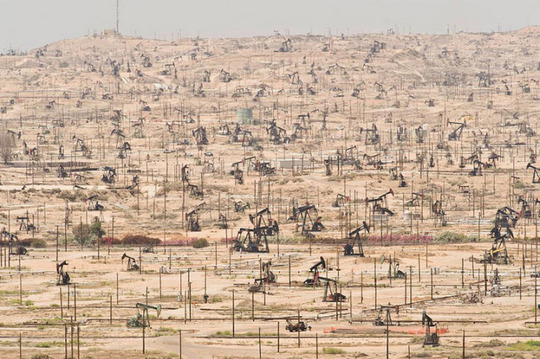 – میدان نفتی رود Ken در کالیفرنیا که از سال ۱۸۹۹ از آن نفت استخراج می‌شود.