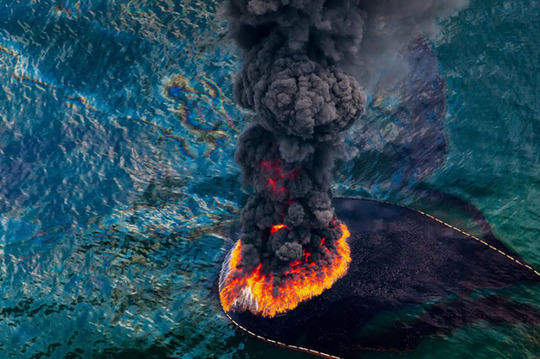 – آوریل ۲۰۱۰، آتش‌سوزی در سکوی نفتی خلیج مکزیک.