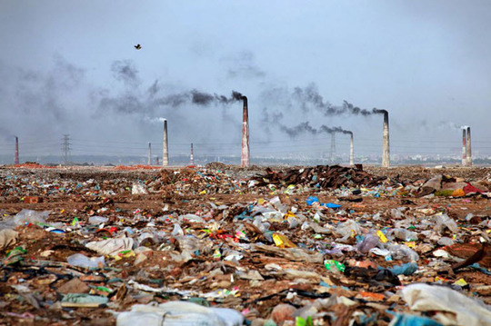 چشم‌اندازی پر از زباله در بنگلادش
