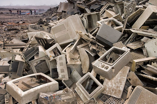 – غنا، زباله‌های الکتریکی کشورهای توسعه‌یافته، اینچنین در کشورهای جهان سوم، انباشت می‌شوند.