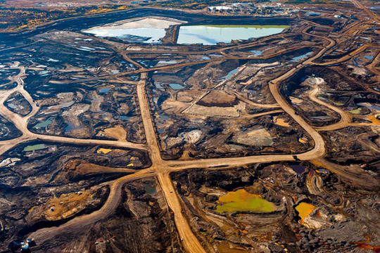 – منطقه‌ای غنی از قطران در آلبرتای کانادا که با معدن‌کاوی و پس‌ماندها تخریب شده است.