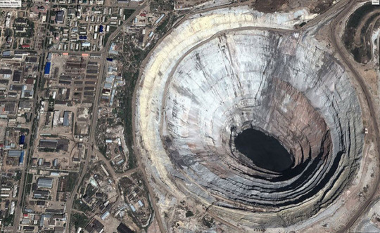 – معدن «میر» روسیه و این حفره عظیمی که نشانی است از حرص و آز آدمی برای استخراج کانی‌های گران‌قیمت.